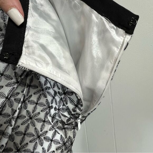 T. Tahari Black / White Embroidery Pleated Lined A-Line Skirt Size 14 - Picture 7 of 10